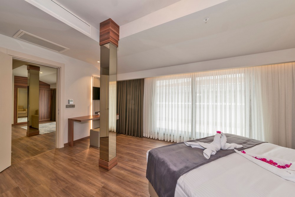 Hotel Golden Royal Suite Room