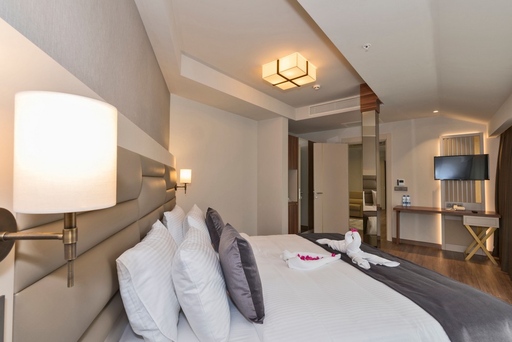 Hotel Golden Royal Suite Room