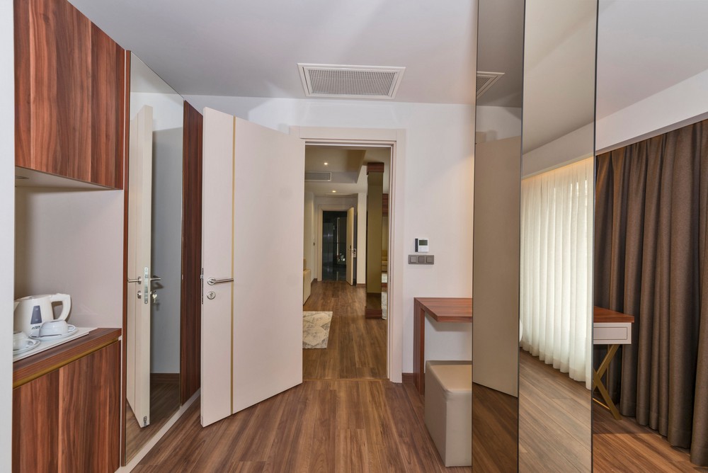 Hotel Golden Royal Suite Room