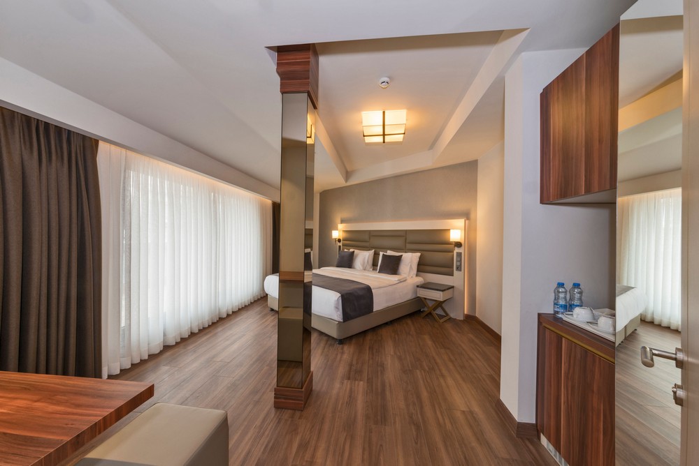 Hotel Golden Royal Suite Room