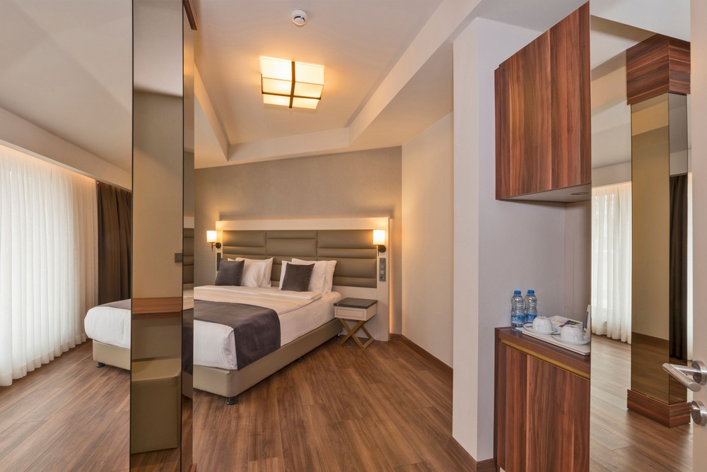 Hotel Golden Royal Suite Room