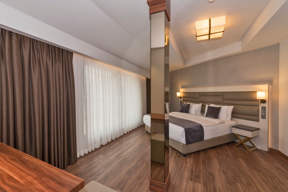 Hotel Golden Royal Suite Room