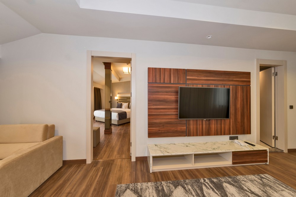 Hotel Golden Royal Suite Room