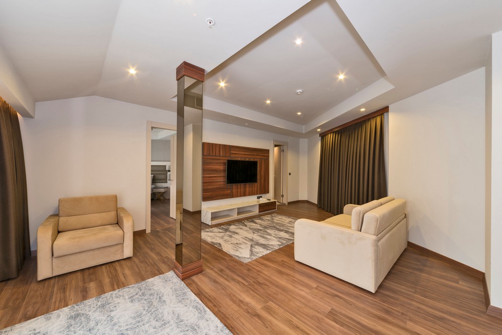 Hotel Golden Royal Suite Room