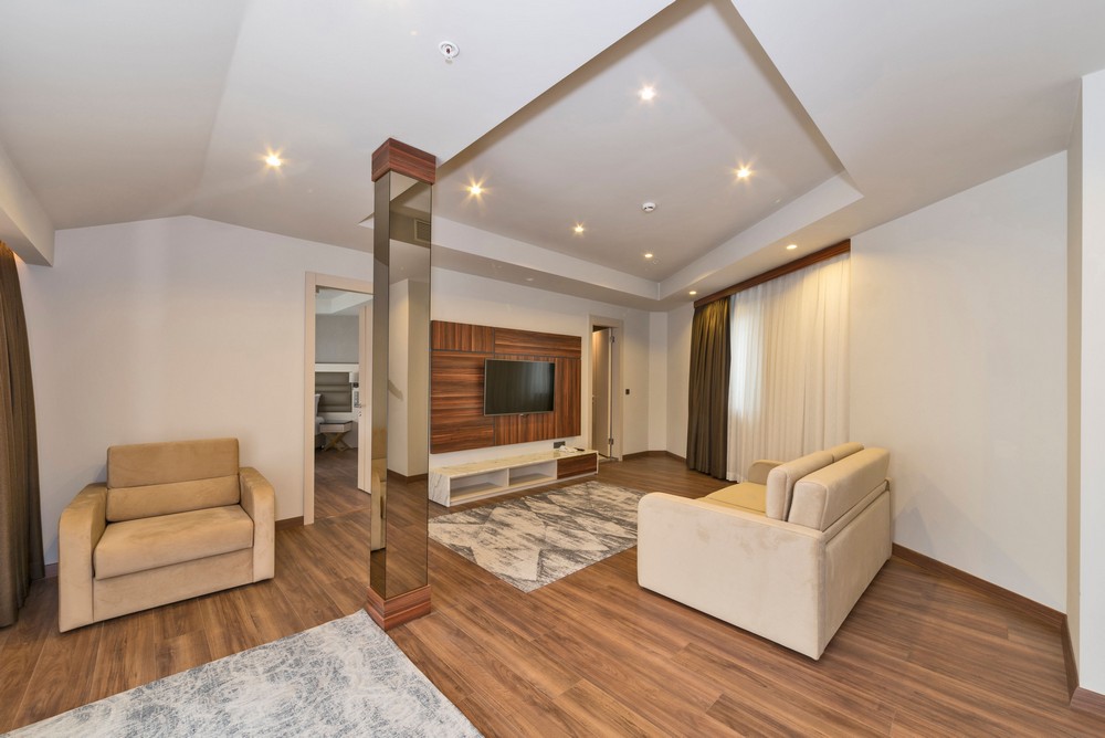 Hotel Golden Royal Suite Room