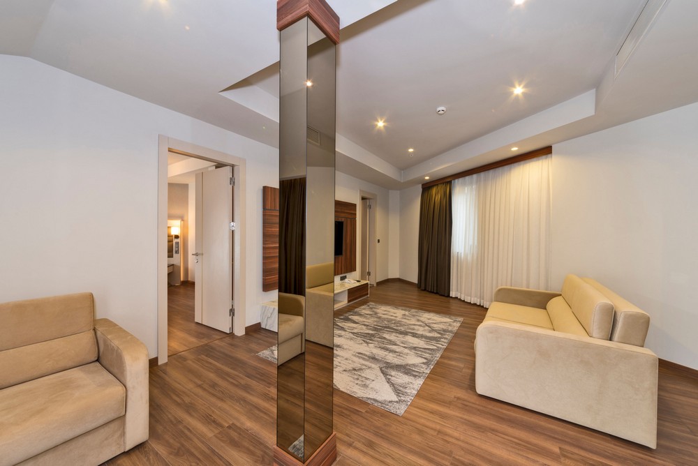 Hotel Golden Royal Suite Room