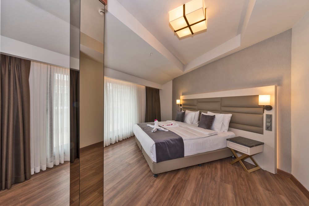 Hotel Golden Royal Suite Room