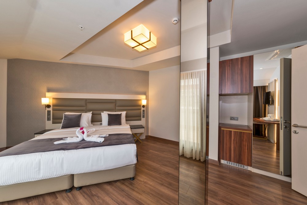 Hotel Golden Royal Suite Room