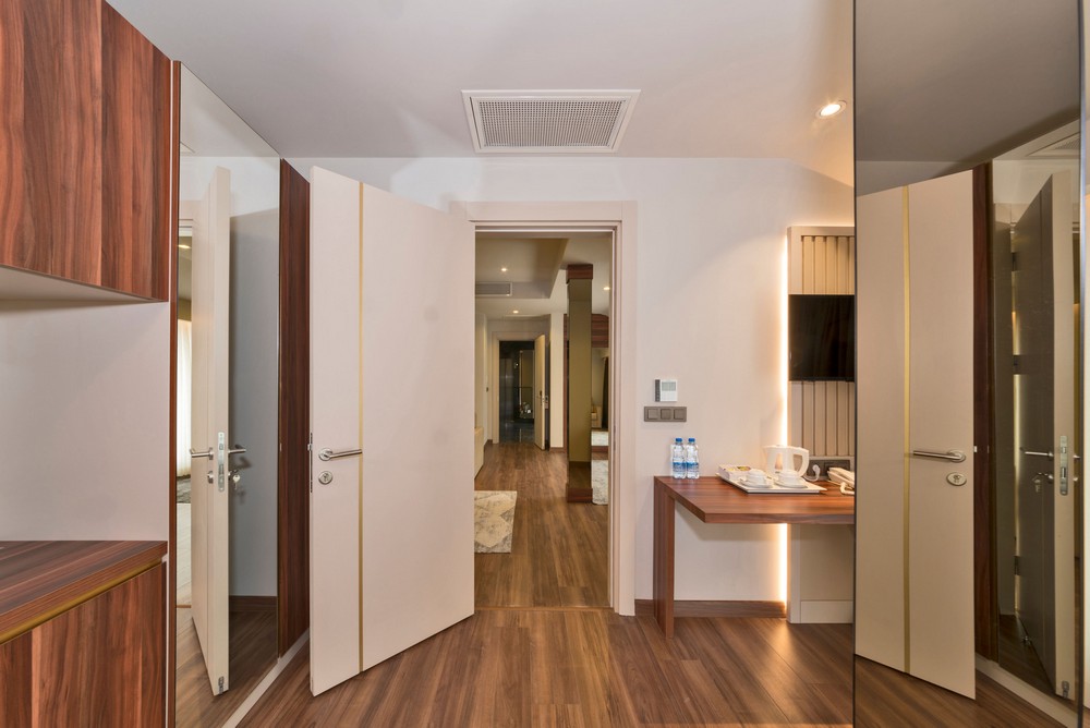 Hotel Golden Royal Suite Room