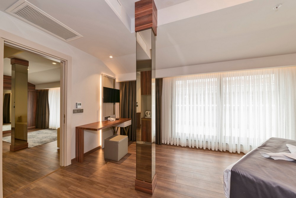 Hotel Golden Royal Suite Room